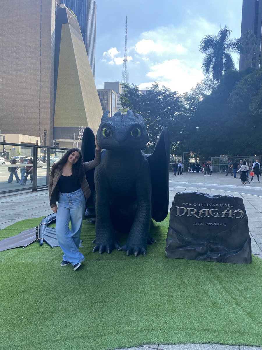 iasfavs's tweet photo. @httydmidias moro em sp e to mto ansiosa pra ir assistir 😭🙏🏻 https://t.co/f2CMzgPdUE