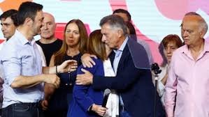 No tenes Ética ni agradecimiento Bullrich <a href="/PatoBullrich/">Patricia Bullrich</a> .
Macri te arropó en la derrota y secó tus lágrimas de perdedora con su saco.
Milei te usa.
Sos una mujer limitada, con lenguaje vulgar y sin ideas.
Te vendiste por guita y mamar del Estado.