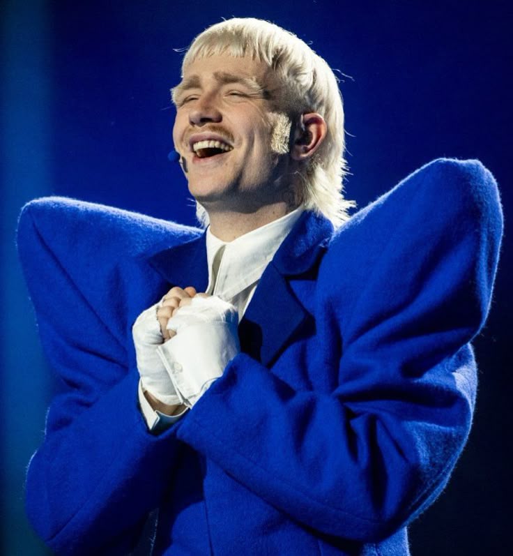 rasiaxvi's tweet photo. Guyss hear me out!! I think baby lasagna wore blue on purpose and his hair style kinda looks like joost's hair style omggg "EUROPAPA THANK YOU" #Eurovision2025 #Eurovision #joostklein #JusticeForJoost #ESC2025 https://t.co/zLszmEBqWc