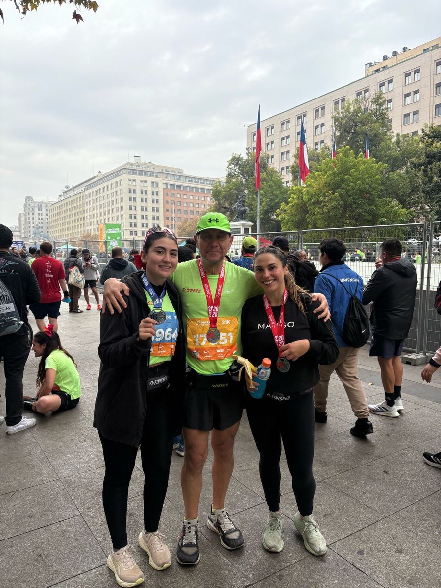 Maratón de Santiago une a Chile y con mis hijas fuimos parte. Orgulloso por larga preparación y resultado obtenido Ahora a preparar otro gran desafío donde espero que competencia sea sana como en el deporte y no sucia o torcida como algunos acostumbran #chiloeesuno #chiloeregion