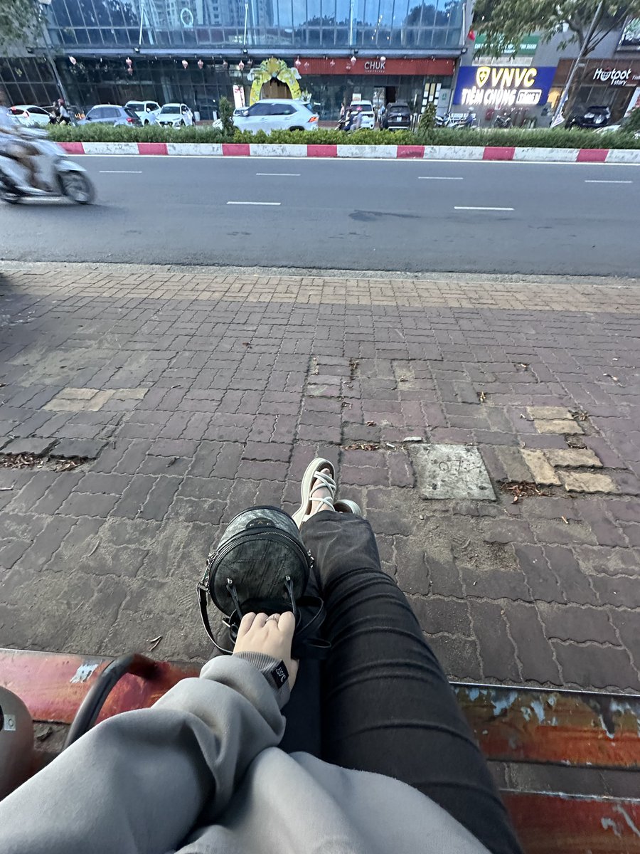 nii090701's tweet photo. em đã quen với cô đơn 😗 https://t.co/PL2DgBymAW