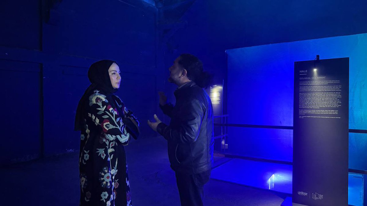 3. Uluslararası Yeditepe Bienali kapsamında canlı yayımlanan söyleşi serisinin üçüncü oturumunu, Sirkeci Garı Ambarları'nda gerçekleştirdik. 

Küratör Fatih Mehmet Ömeroğlu ve moderatör Nimet İpek'in katılımıyla düzenlenen programda, küratöryel sürecin düşünsel ve kavramsal