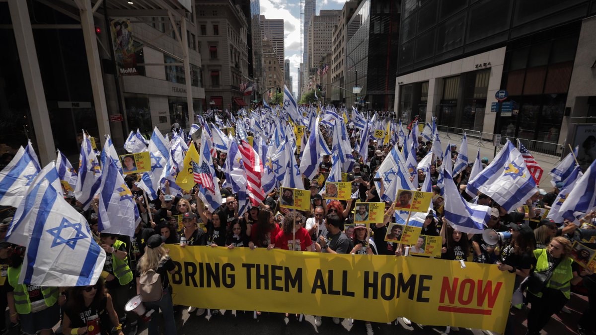 מדהים! עכשיו בניו יורק בשדרה החמישית - יותר מ2000 יהודים אמריקאים וישראלים צועדים למען השבת החטופים, בדרישה לעסקה מידית שתחזיר את כל 58 האחים שלנו הביתה!
בכל העולם רוצים עסקה עכשיו!!!
יאללהההה כבררררררר

התמונה המרגשת של דני טננבאום
 <a href="/bringhomenow/">Bring Them Home Now</a> <a href="/BringThemHome23/">מטה המשפחות להחזרת החטופים והנעדרים</a> 
<a href="/gil_zussman/">Gil Zussman</a>