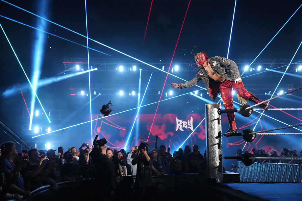 ReyFenixMx's tweet image. Todo va bien!
Everything takes time, and my time is coming.
Another incredible friday of #smackdown🔵
Just i think now i have to face Jimmy Uso @jonathanfatu in ONE a ONE match! @wwe
#AN1M0