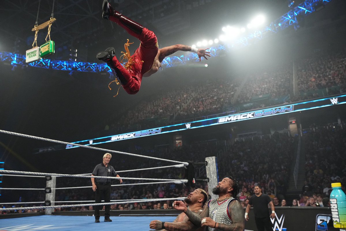 ReyFenixMx's tweet image. Todo va bien!
Everything takes time, and my time is coming.
Another incredible friday of #smackdown🔵
Just i think now i have to face Jimmy Uso @jonathanfatu in ONE a ONE match! @wwe
#AN1M0