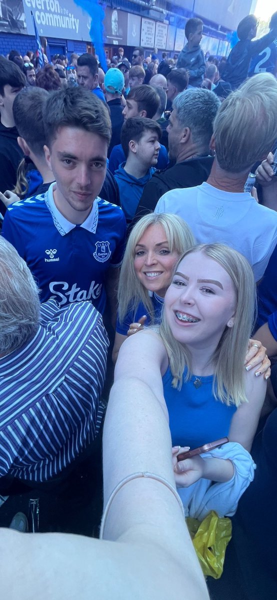 ChalWelch's tweet photo. Before the tears flowed! ๐๐ #GoodbyeGoodison https://t.co/8vyQype60D