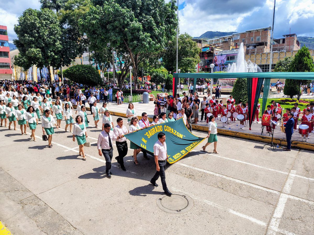 Emocionado compartiendo el en estrado de honor con nuestra Directora del Colegio Sagrado Corazón de la cual egrese en 1999.

Feliz 61 años de aniversario Colegio Sagrado Corazón. Hasta más allá de la victoria✏️✏️✏️