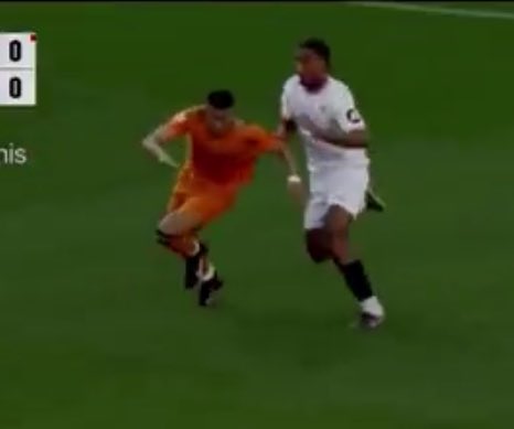 Vettaverso's tweet image. Tchouameni a Ferran       Bade a Mbappé
Amarilla                                Roja directa