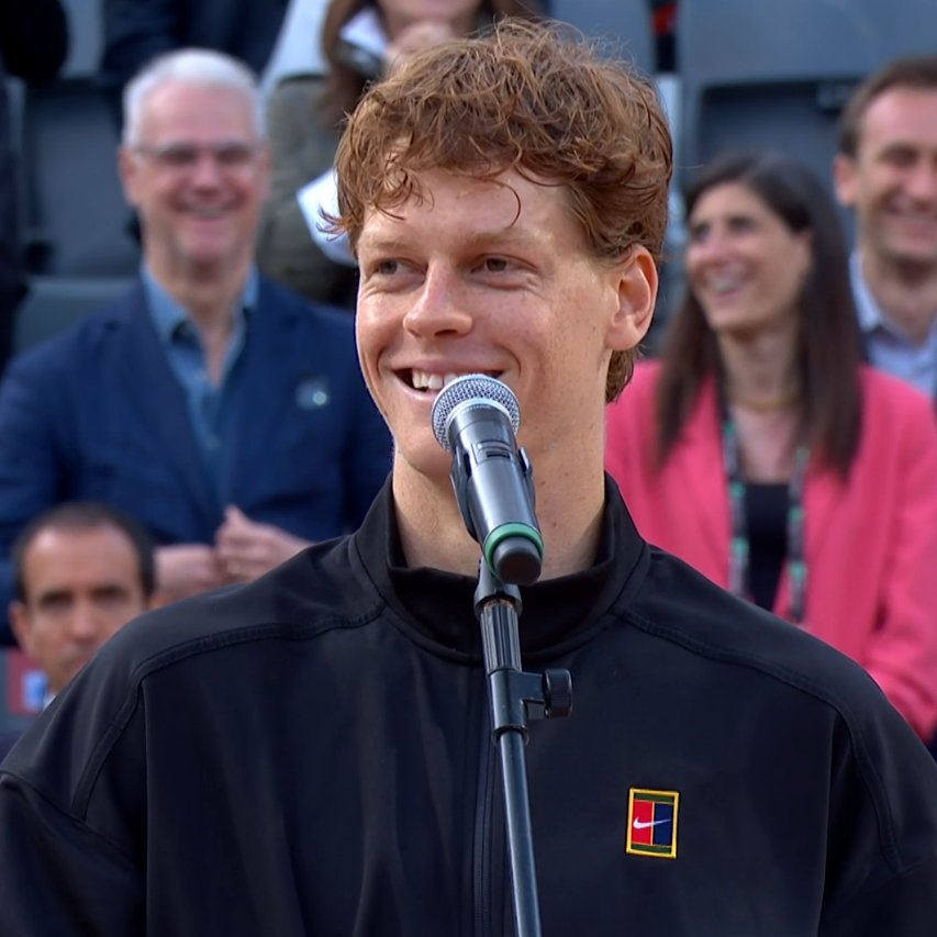 Jannik Sinner:

"Un grazie speciale a mio fratello che piuttosto che essere qui è a Imola a vedere la Formula 1"

😭😭😭😭😭