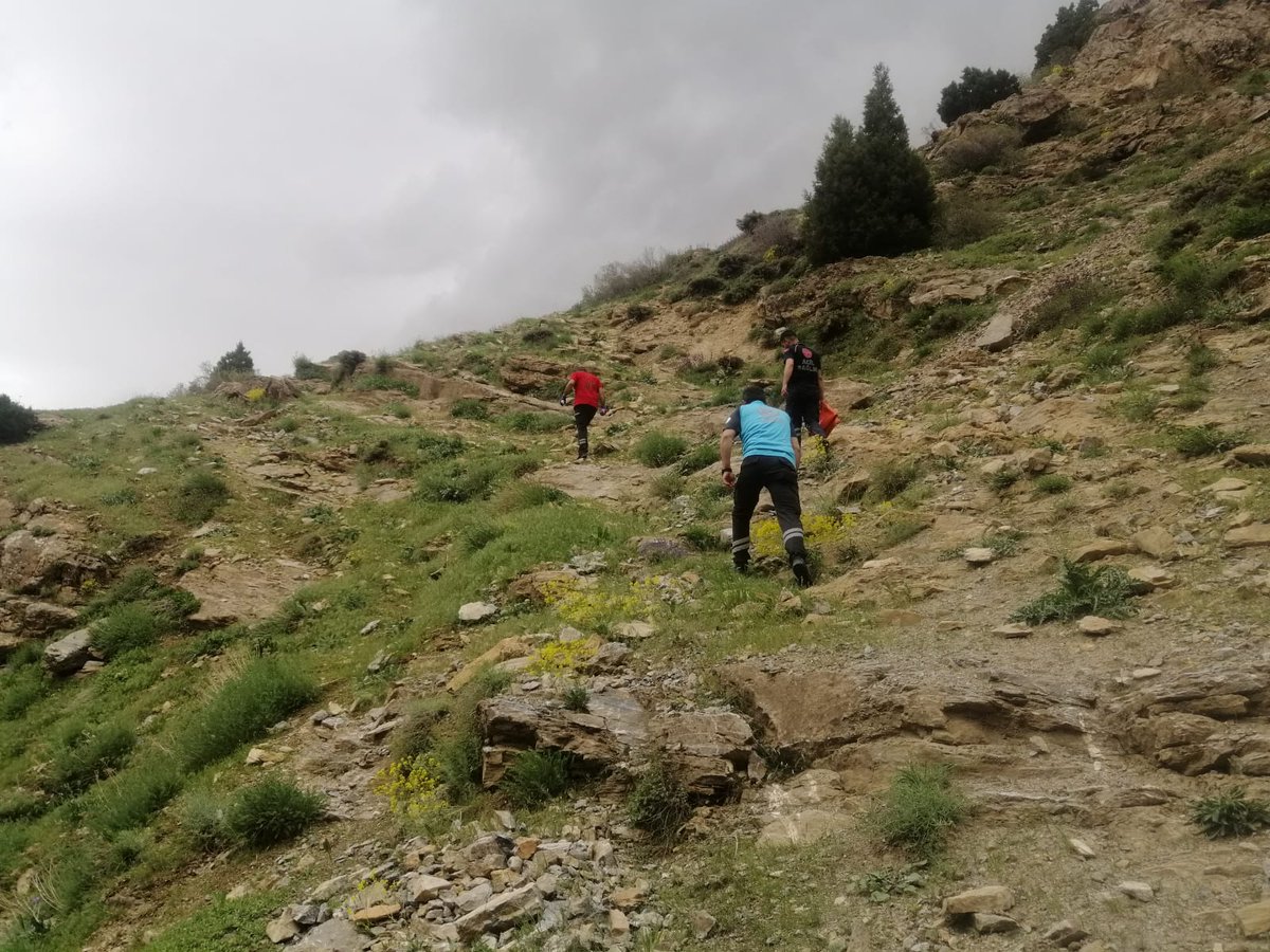 Çatak Görentaş Yaylası'nda bir vatandaşın dağda mahsur kaldığı ihbarı üzerine  bölgeye helikopter ambulans ve UMKE personeli görevlendirilmiş, dağlık alandan ilk müdahalesi yapılarak alınan yaralı helikopter ambulans ile Van Eğitim ve Araştırma Hastanesine nakledilmiştir.