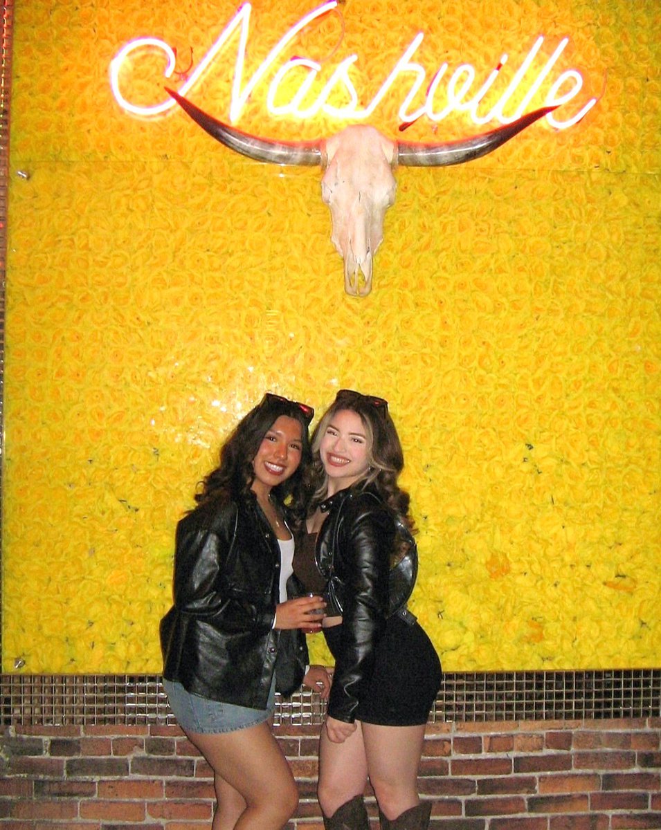 Got y’all some Sunday flowers 🌼🌼🌼 #CasaRosaNashville