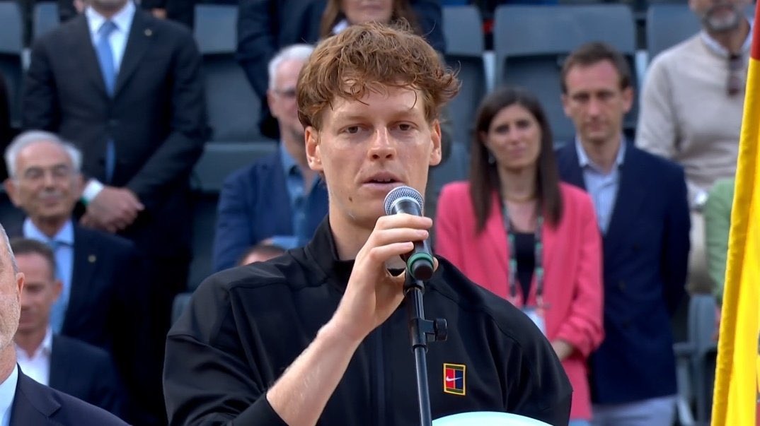 Bravo Jannik, perché anche nella sconfitta e senza racchetta in mano dimostri di essere un vero numero 1.
#Sinner