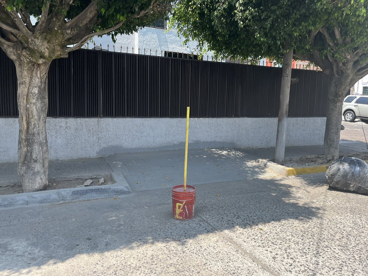 vaneuras's tweet photo. @MovilidadZap ayuda con este tema por favor, hay un lavacoches que se la pasa apartando lugares, no podemos estacionarnos porque se pone violento, el jueves amedrentó a una Sra. de la tercera edad y tuvieron que salir a defenderla sus familiares, en colina imperial y carrizal https://t.co/WNETwzoxea