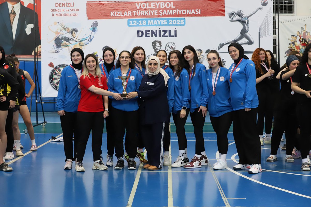TrabzonKYGM's tweet photo. Trabzon’un Sultanları Türkiye Üçüncüsü! 🥉

12-18 Mayıs 2025 tarihlerinde Denizli’de gerçekleşen #YurtLig Voleybol Kızlar Türkiye Şampiyonası’nda Trabzon rüzgarı esti!
Kız takımımız, üstün performansıyla Türkiye üçüncülüğünü kazanarak hepimizi gururlandırdı. https://t.co/f6LEzlEr1p