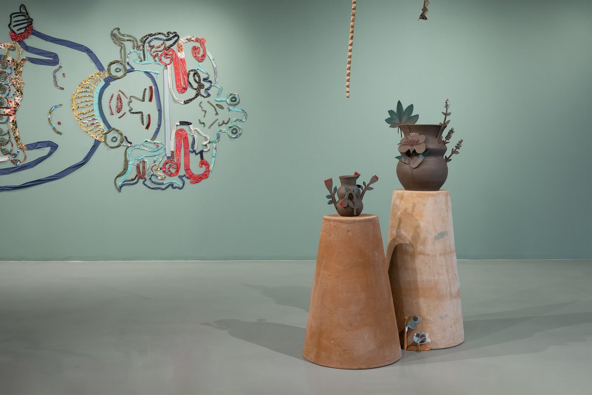 Les recomendamos leer los apuntes brillantes que escribió <a href="/mayaescarcega/">maya</a> sobre portales y matices en la exposición 𝘋𝘪 𝘵𝘶 𝘯𝘰𝘮𝘣𝘳𝘦 𝘵𝘳𝘦𝘴 𝘷𝘦𝘤𝘦𝘴 de #mariasosaruiz en #plataformagdl, curada por #agustinperezrubio, abierta hasta el 25 de mayo.
bit.ly/ondamx-mariaso…