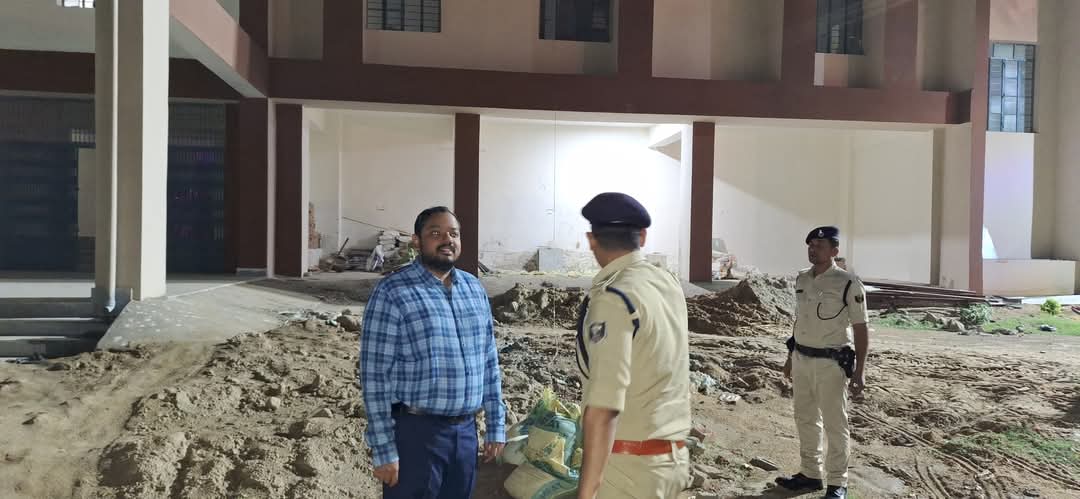 SaharsaPolice's tweet photo. आज दिनांक:-18.05.25 को जिलाधिकारी,सहरसा एवं पुलिस अधीक्षक,सहरसा के द्वारा पुलिस केंद्र,सहरसा अंतर्गत निर्माणाधीन भवन का संयुक्त निरीक्षण किया गया,निरीक्षण क्रम में निर्माण कार्य में प्रयुक्त सामग्रियों के संबंध में जानकारी ली गई। (1/2) https://t.co/GGX7JY15D8