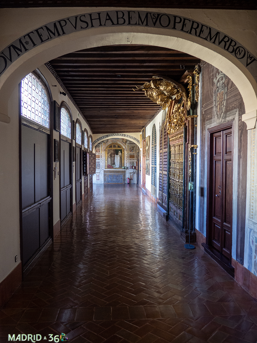 Como comentábamos esta mañana hoy he estado de "monasterios". Y puesto que ya se permiten realizar fotografías os comparto algunas de las muchas que he realizado en el Monasterio de las Descalzas. Nos faltaba su magnífica escalera para la colección.

#DiaInternacionalDeLosMuseos
