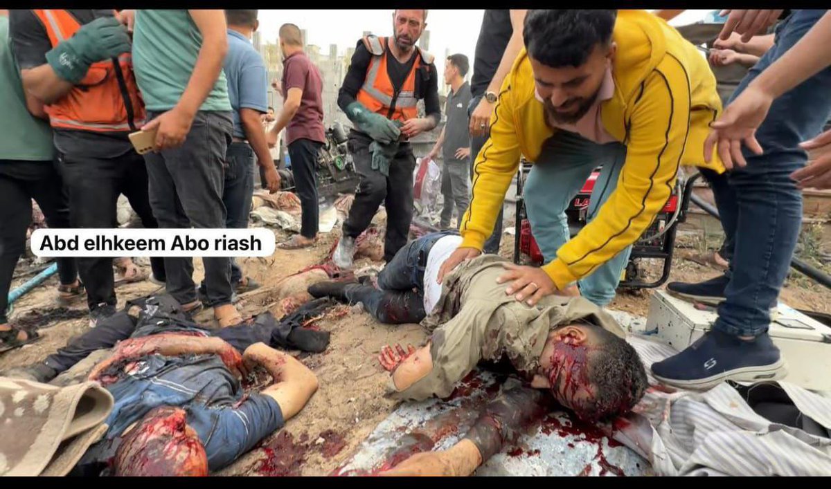 gazanotice's tweet photo. ⚠️Sensitive Content ⚠️

🚨BREAKING: Devastating Israeli drone strike targeted Palestinian volunteers digging a water well for displaced families near Al-Saftawi neighborhood, north of Gaza City.
7 civilians were killed, others injured, while working near Al-Abad Al-Rahman School.