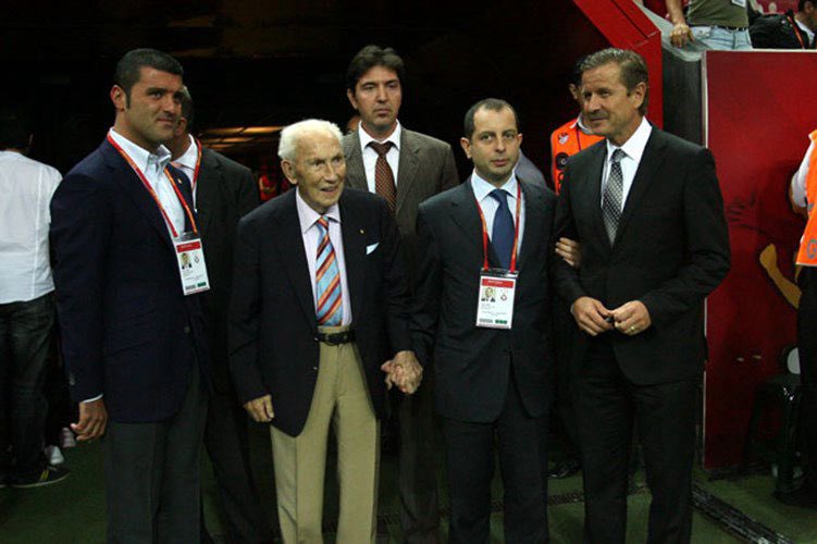 Uzun yıllar yöneticilik yaptığım, gönlümde ayrı bir yeri olan Galatasaray’ın şampiyonluğunu büyük bir gurur ve coşkuyla kutluyorum. Bu büyük başarıda emeği geçen başta kıymetli dostum Okan Buruk olmak üzere, teknik heyeti, sahada yürek koyan futbolcu kardeşlerimi ve değerli