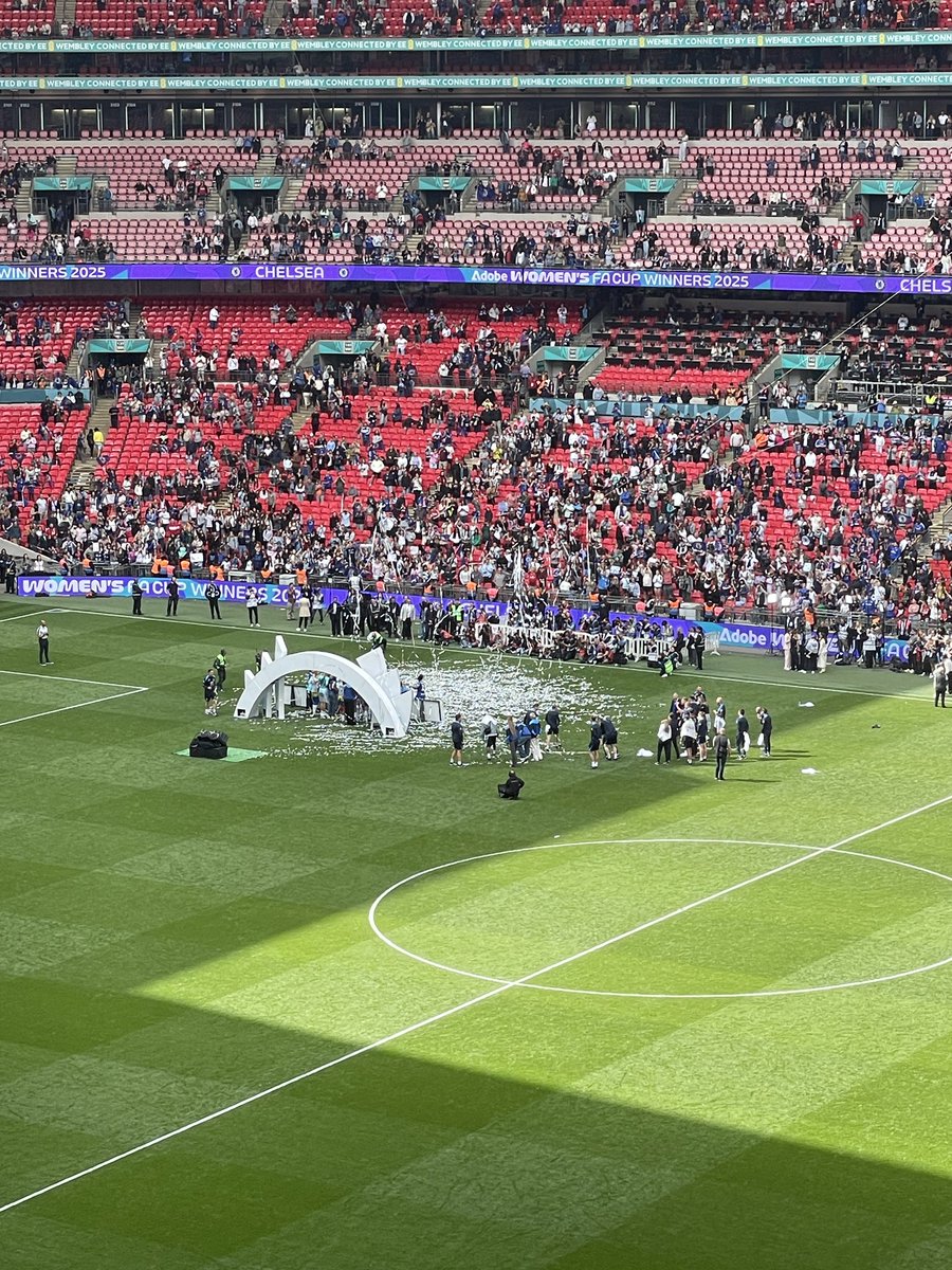 OPcwfc81's tweet photo. MY GIRLS!!💙💙🏆 @ChelseaFCW https://t.co/Zqo8X9FbOz