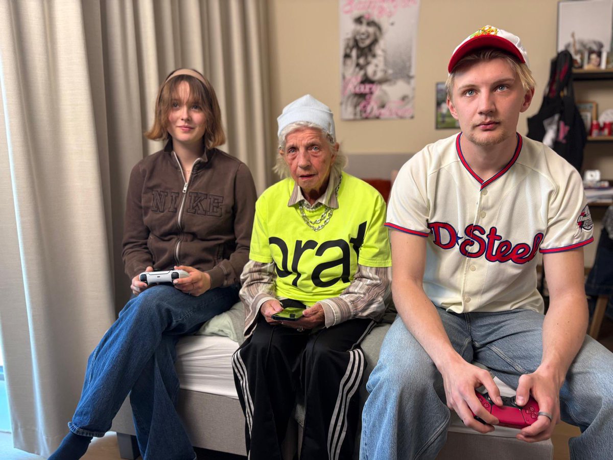 Vanavond in Plakshot slijten we t-shirts aan de kampioen, spreken we de oudste Gen Z’er ter wereld en is Henry van Loon te gast bij de Narsisters! 21:50 VPRO NPO3