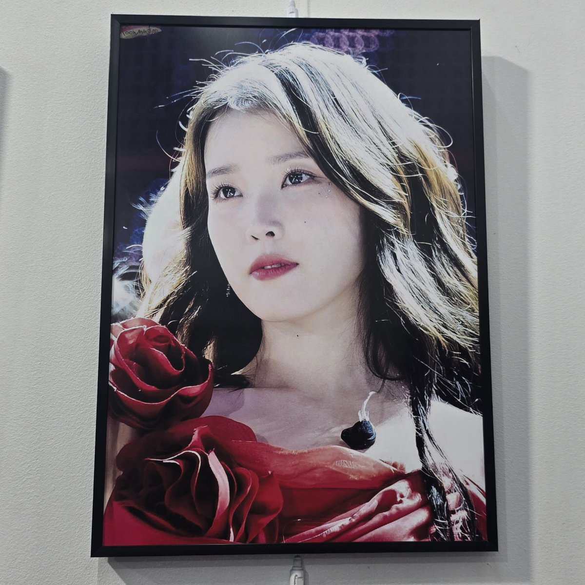 IU_dbs's tweet photo. #피자도_아이유도_너무좋아

갤러리카페를 지나가면서 보기만하다가 처음 가봤는데 진짜 벽에 가득 채워진 n개의 지은언니를 보니까 숨이 안 쉬어지는 장소 그자체..✨️ 
액자사진 나눔 소식을 듣고 후딱 다시 가서 원픽은 아니였지만 두번째 픽 사진을 가져와서 너무 좋아요❤️
너무 예뻤습니다🍕 https://t.co/xLuNDdHnyP
