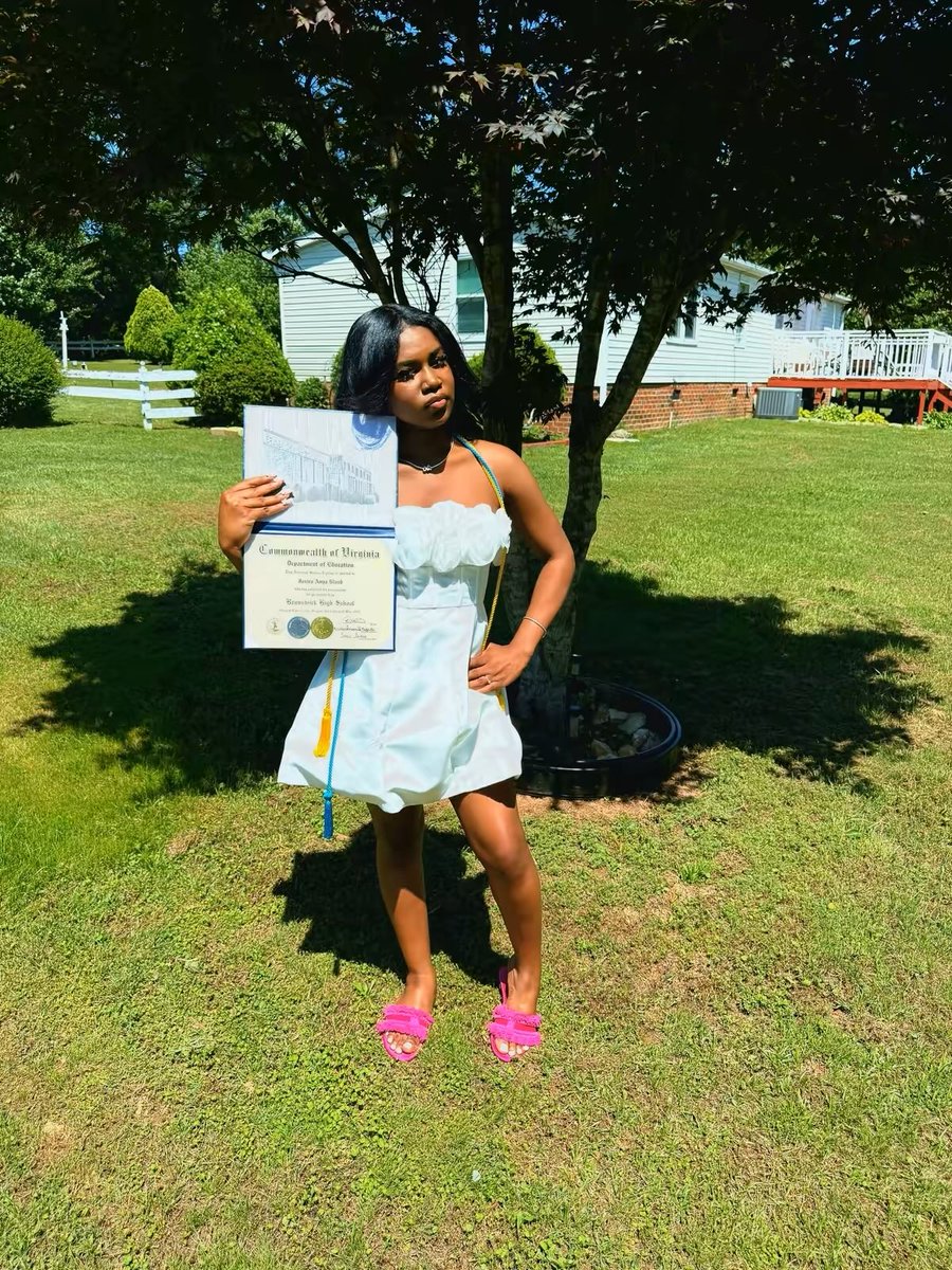 simplysiraa's tweet photo. the barbie is a graduate 🎀
#igraduatewithonors #advanceddiploma https://t.co/6h0V2VdEYH