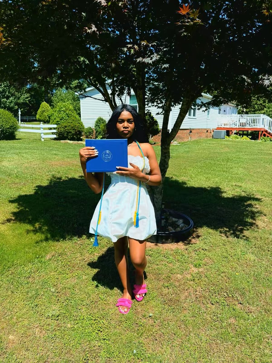 simplysiraa's tweet photo. the barbie is a graduate 🎀
#igraduatewithonors #advanceddiploma https://t.co/6h0V2VdEYH