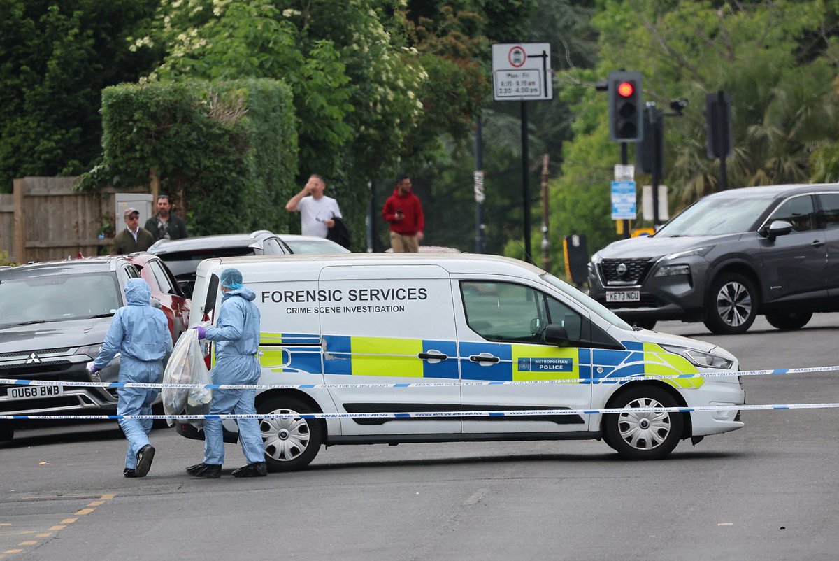 A murder investigation is under way following the fatal stabbing of a  26 year old man in Kingsbury, North West London.

Police were called to reports of an altercation in Kingsbury Road, NW9 at 03:31hrs on Sunday, 18 May. 
vm.tiktok.com/ZNdrqAwtJ/