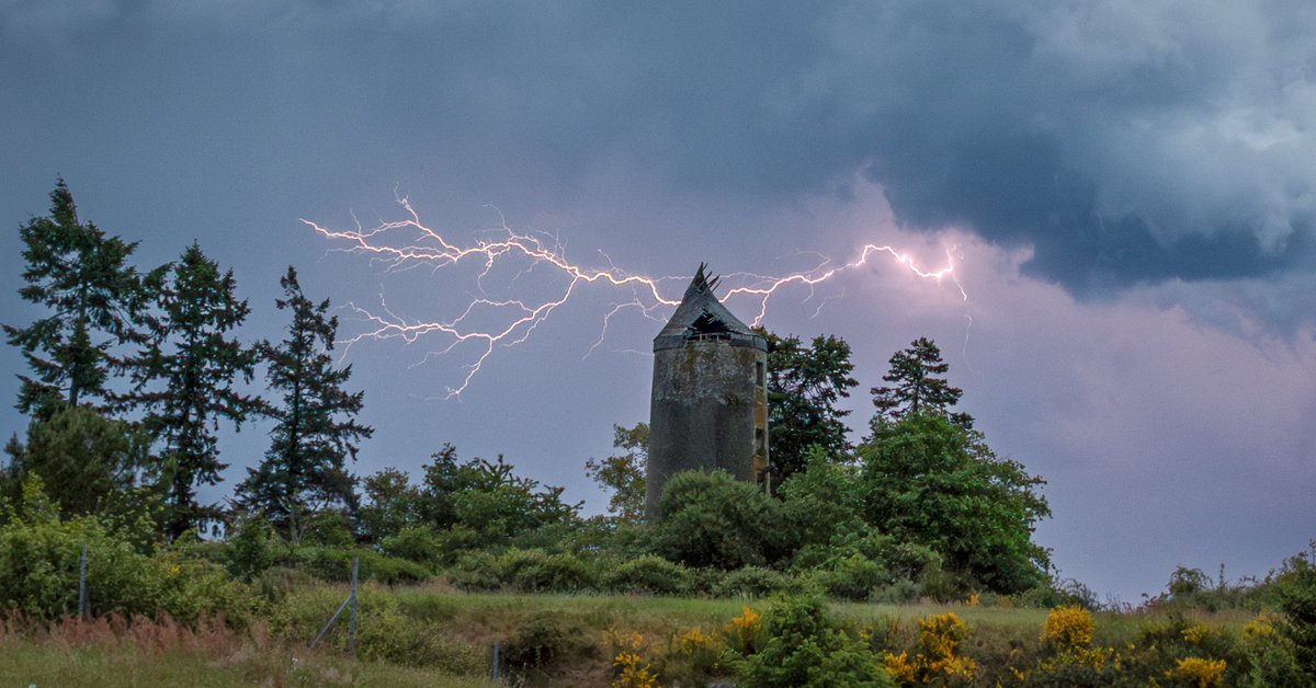 Début de saison orageuse ici avec des éclairs intra nuageux dans la soirée du 10 mai.

 Mauléon (Deux-Sèvres 79)

#orages #Mauléon #bressuire #DeuxSèvres