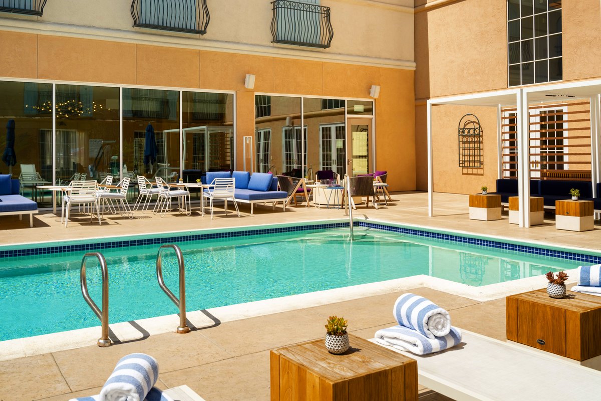 westinpaloalto's tweet image. ☀️ Sunny weekend vibes at The Westin Palo Alto 🌴💦
Relax, recharge, and unwind poolside.

#WestinPaloAlto #WeekendVibes #PoolsidePerfection #GoldenStateOfMind
