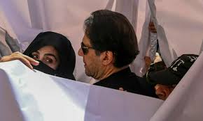 اس شدت کی گرمی میں میری بے گناہ بہن جیل میں قید ہے۔  مجھے بہت غصہ ہے ان لوگوں پہ جو اپنے آپ کو خان کا ہمدرد کہتے ہیں ، لیکن خان صاحب کی بیوی کے حق میں بولتے ان کی زبان جلتی ہے۔
مت بولیں۔ بشریٰ عمران خان کو آپ جیسے منافقوں کی ضرورت ہی نہیں۔ لیکن جب خان صاحب باہر آئیں گے، ان شا