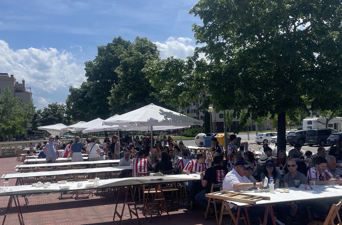 SDLogrones's tweet photo. 𝗙𝗔𝗡 𝗭𝗢𝗡𝗘 | 🇦🇹

¡Comida en marcha! 🥘

🎶 ¡Buen ambiente, música y ganas de pasarlo bien! 

#FanZoneBlanquirroja | #15AñosContigo https://t.co/hnMo7YNd4E