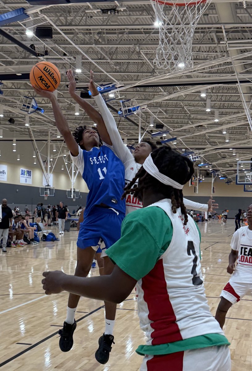 Select 434’s Miles Tyree gets a tough basket despite being well defended.  The Heritage HS standout was an honorable mention All Seminole District as a freshman!  #BigShots #RichmondOpen ⁦<a href="/BigShotsToday/">Hit The BIG SH🏀TS</a>⁩ ⁦<a href="/BigShotsGlobal/">BIG SH🏀TS</a>⁩