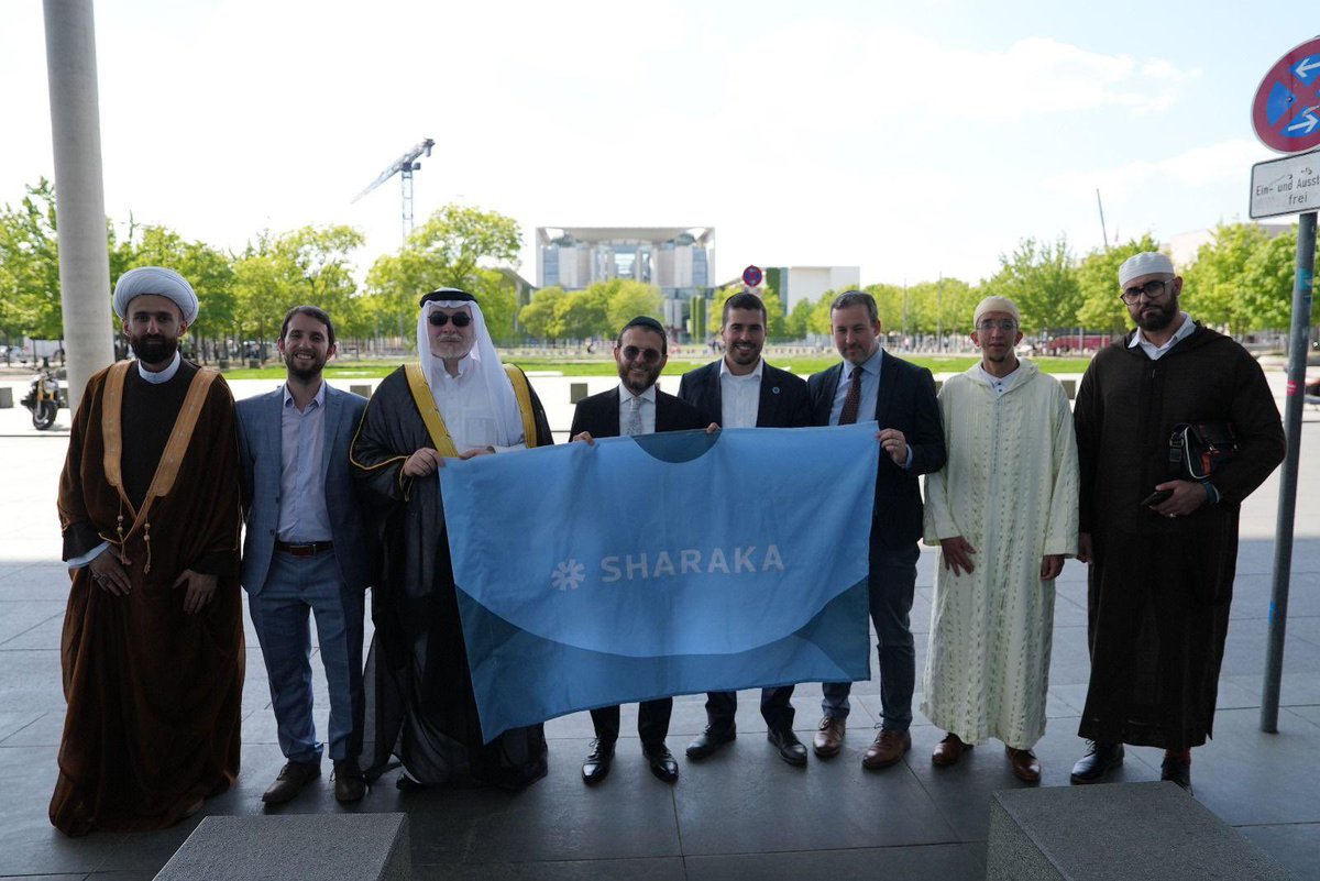 كانت زيارتي الأخيرة إلى برلين ضمن حوار الأديان الذي نظمته “شراكة” تجربة لا تُنسى بكل معنى الكلمة. في عالم يكثر فيه الحديث عن الانقسام، شهدنا نحن قوة الوحدة.

اجتمع قادة دينيون من مختلف أنحاء العالم – شيوخ، أئمة، حاخامات، ورجال دين – لهدف واحد مقدس: نشر الحب والسلام.

جلسنا معًا