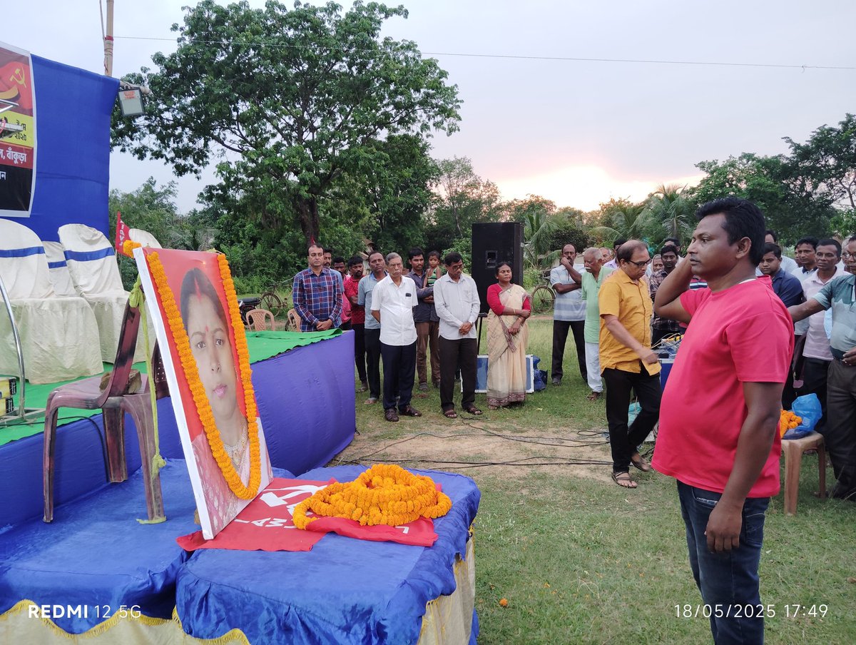 KoushikPyne's tweet photo. আজ সিমলাপালের দুবরাজপুরে প্রয়াত কমরেড মমতা মাহাত- র স্মরণ সভায় ফুল দিয়ে শ্রদ্ধা জ্ঞাপন।
উপস্থিত আছেন কমরেড অমিয় পাত্র, কমরেড দেবলিনা হেম্ব্রম,  কমরেড নিরাপদ সর্দার, কমরেড সাগর বাদ্যকর। https://t.co/nG54ULkN1Y