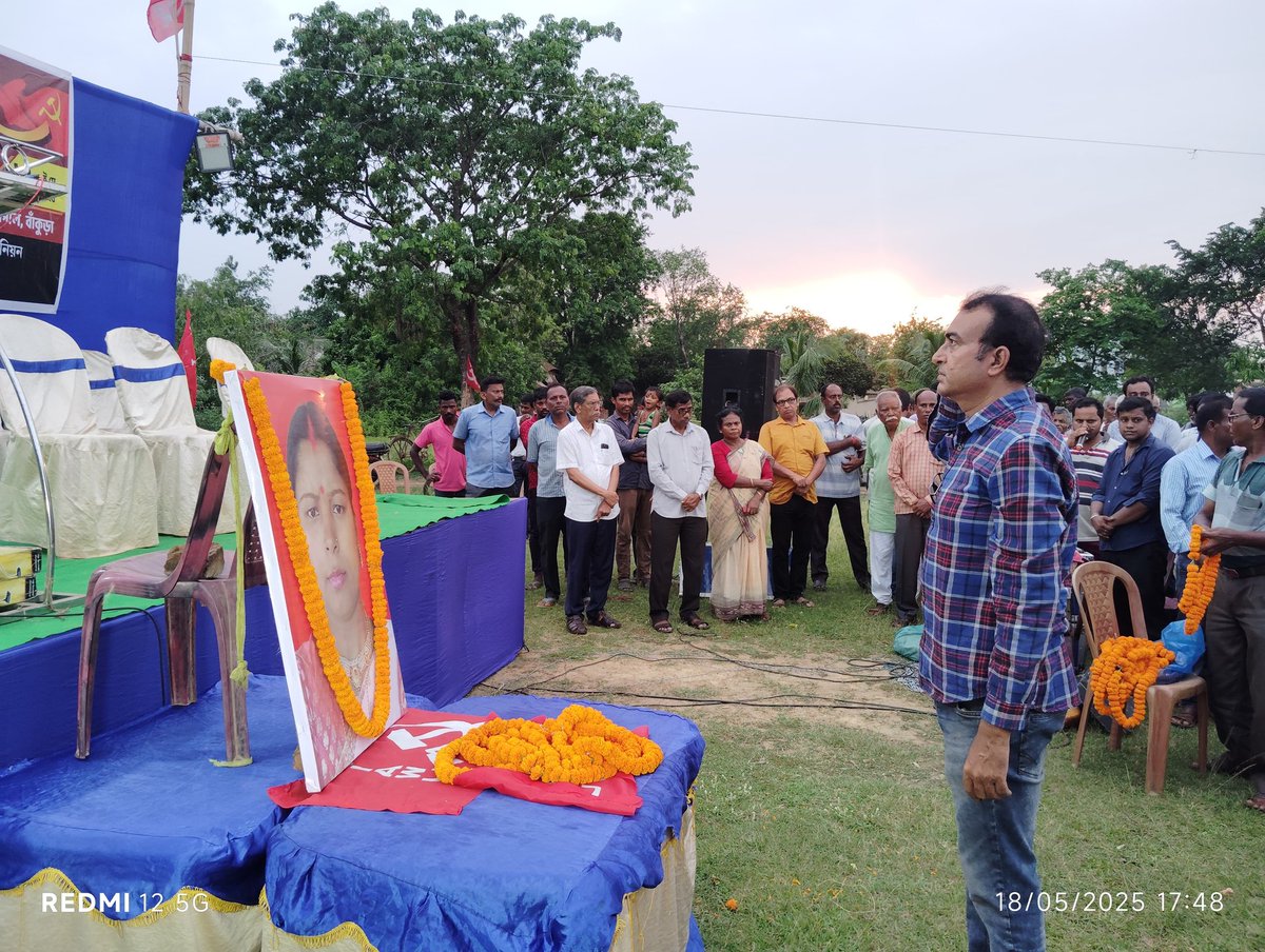KoushikPyne's tweet photo. আজ সিমলাপালের দুবরাজপুরে প্রয়াত কমরেড মমতা মাহাত- র স্মরণ সভায় ফুল দিয়ে শ্রদ্ধা জ্ঞাপন।
উপস্থিত আছেন কমরেড অমিয় পাত্র, কমরেড দেবলিনা হেম্ব্রম,  কমরেড নিরাপদ সর্দার, কমরেড সাগর বাদ্যকর। https://t.co/nG54ULkN1Y