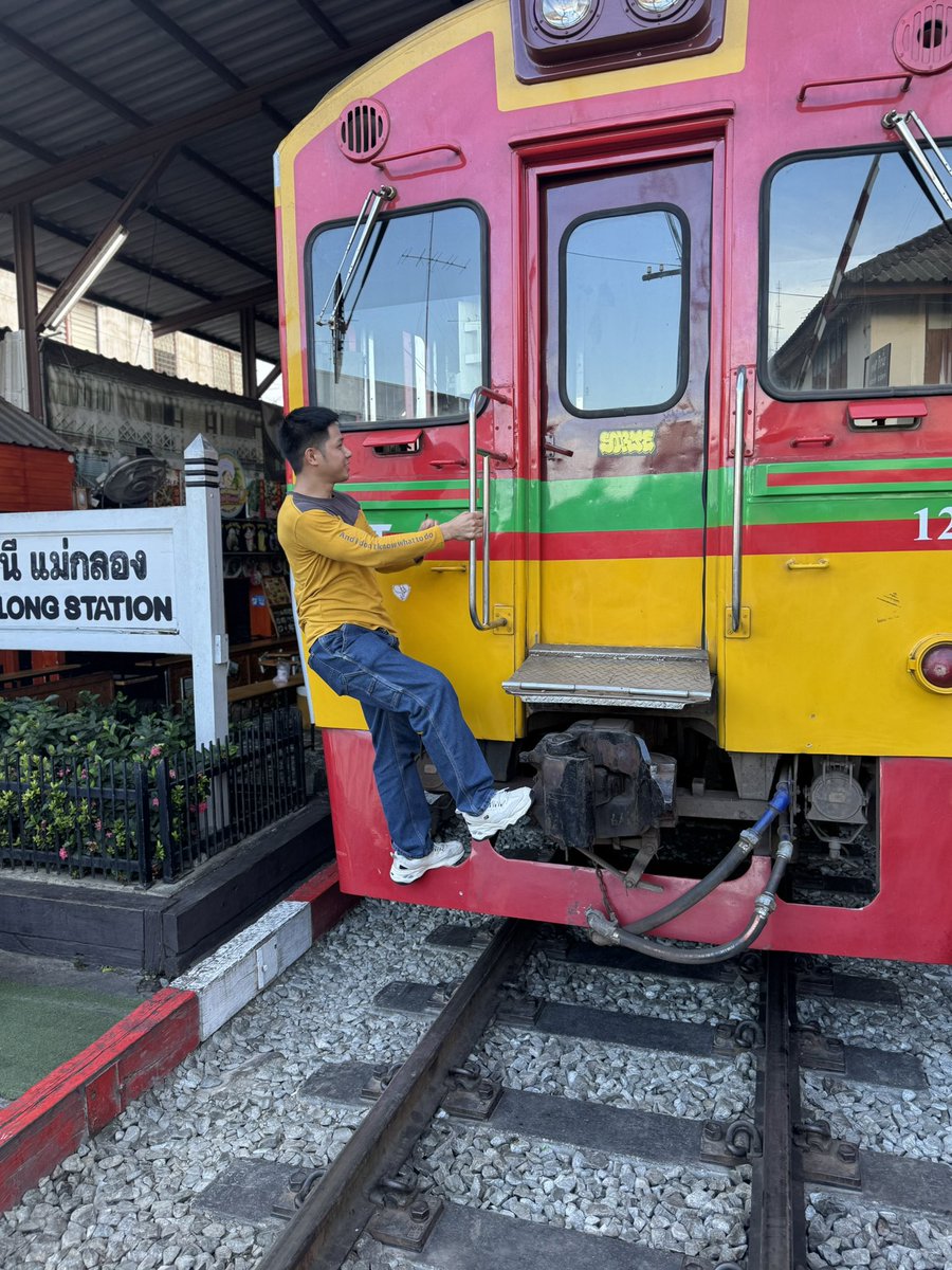 jickson0326's tweet photo. Behind the scenes at Maeklong — where the train meets the market.
#dermaworld #dermaworldbabies https://t.co/Cihsa5Uj3N