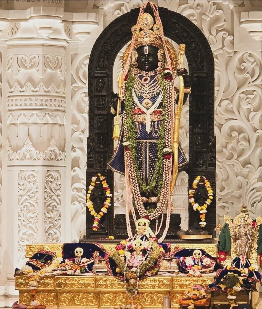 परमात्मा में सब जगह, सब कुछ है ❣️