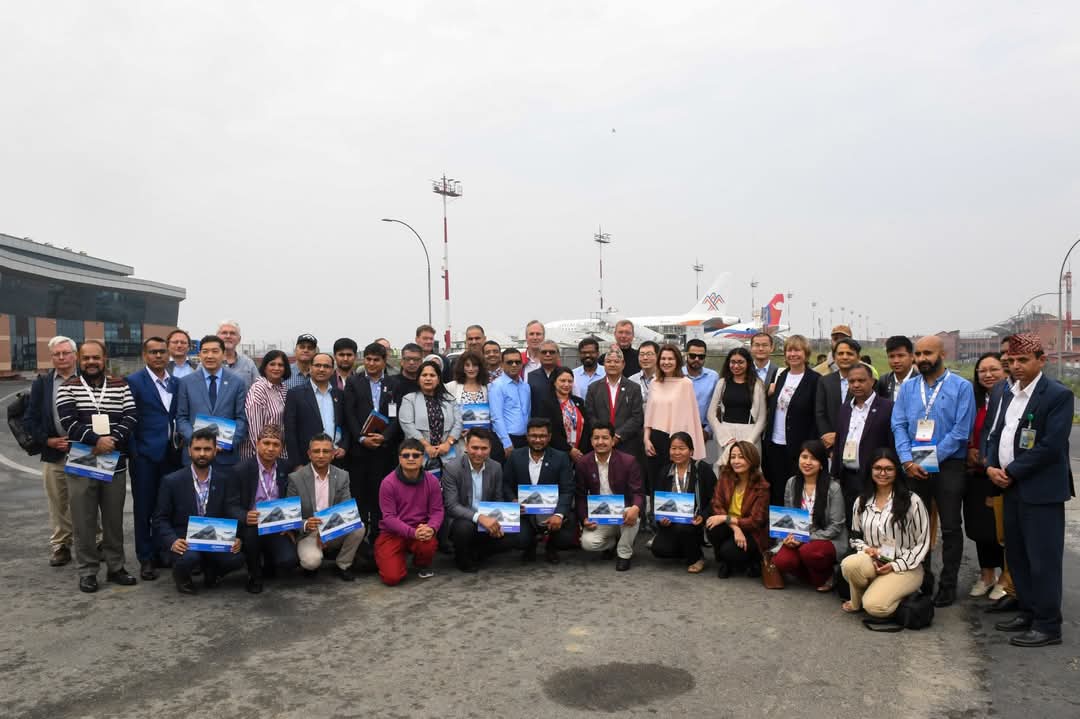 ain_shahi's tweet image. आज सगरमाथा संवाद को तेस्रो तथा अन्तिम दिनको सुरुवात अन्तर्राष्ट्रिय प्रतिनिधि मण्डल सँग माउन्टेन फ्लाइटबाट गर्यौं। हिमालयको अनुपम सौन्दर्यको अवलोकन सँगै जलवायु परिवर्तनका प्रत्यक्ष असरहरू पनि नजिकबाट अनुभव गर्यौं।
सहभागी तथा सहयोगी सबैमा हार्दिक धन्यवाद। 🙏✈️🏔️ #SagarmathaSambaad