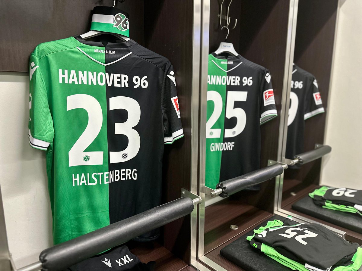 Hannover96's tweet photo. Im letzten Spiel seiner Karriere führt Marcel #Halstenberg unser Team noch einmal als Kapitän auf den Platz. 🙌
#BSCH96 #H96 #NiemalsAllein ⚫️⚪️💚 https://t.co/b9t8j0Q3Z8