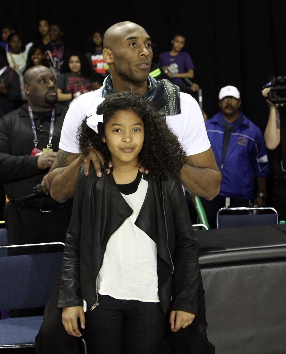 Natalia Bryant se graduó en Artes Cinematográficas de la Universidad de Southern California y homenajeó a su papá con el Mamba logo en su atuendo 💜🐍