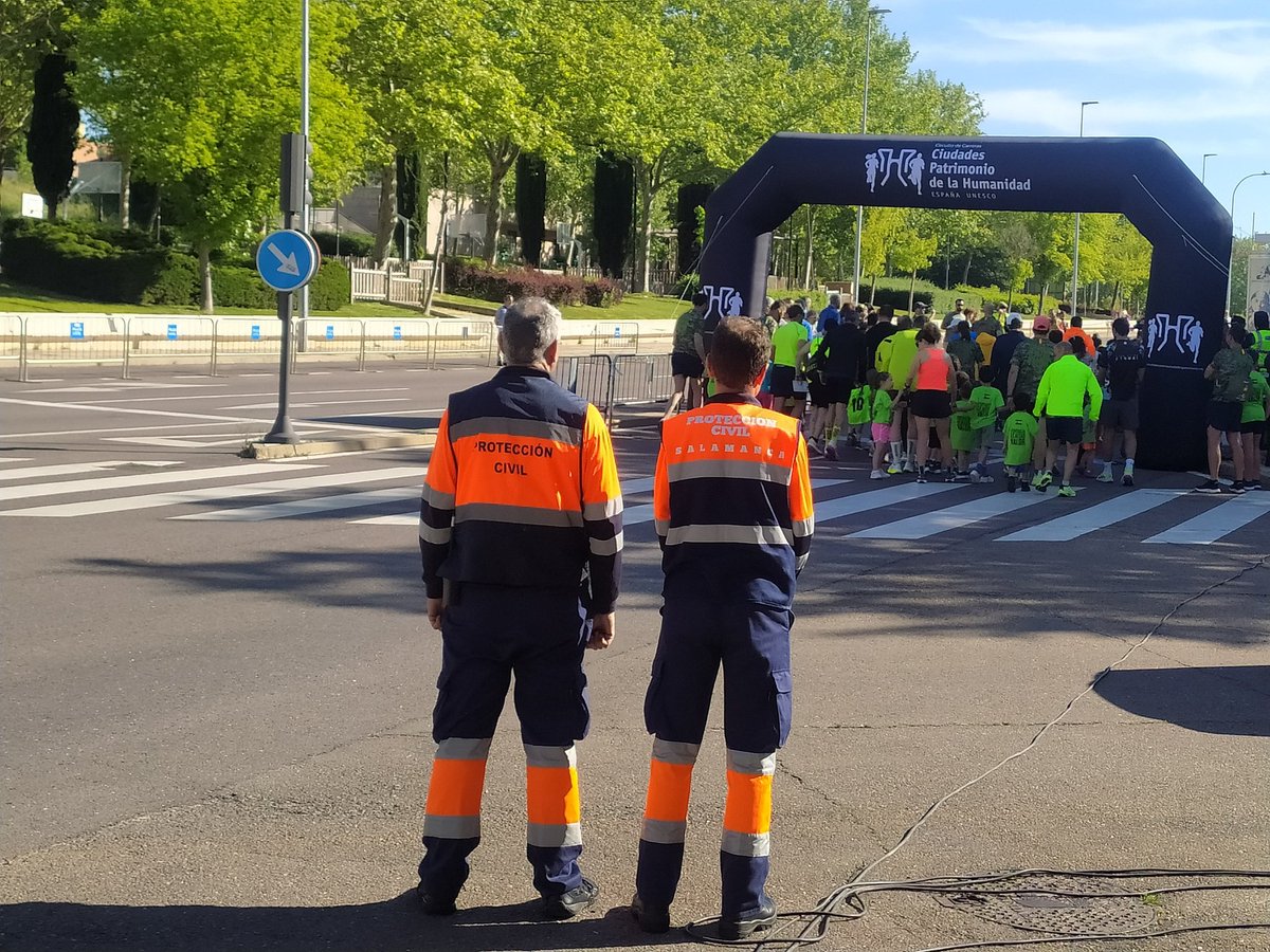🚨 Hoy <a href="/PCivilSalamanca/">PCSalamanca</a> ha estado dando apoyo en la carrera cívico-militar 🏃‍♂️🇪🇸, colaborando en la regulación del tráfico 🚧 y preparados para intervenir con primeros auxilios si hiciera falta ⛑️
✅ ¡Todo un éxito en esta edición!
💪 Comprometidos con la seguridad de todos 👥✨