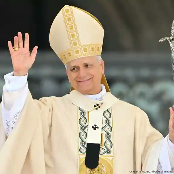 JessicaLedezmaM's tweet image. #LeonXIV inicia pontificado con misa inaugural
El primer papa de #EEUU hizo su primer recorrido en el papamóvil.
Ante 150.000 personas, rechazó el "paradigma económico que explota los recursos de la tierra y margina a los más pobres". /rr dw.com/es/papa-le%C3%…