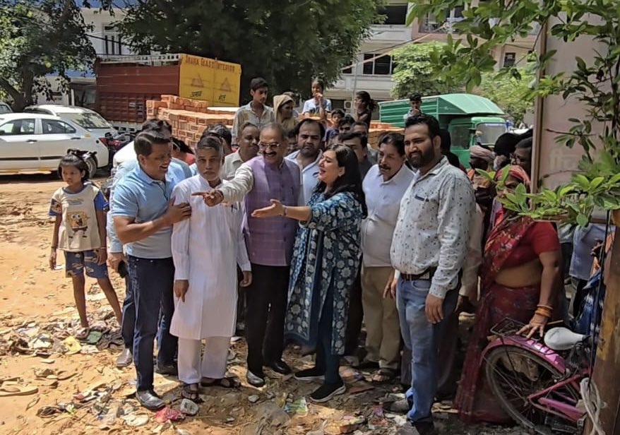 BansuriSwaraj's tweet photo. आज आर.के. पुरम विधानसभा के मोहम्मदपुर एवं मुनिरका DDA फ्लैट्स में विधायक श्री @AnilSharma4BJP जी के साथ पेयजल आपूर्ति प्रणाली को सशक्त करने हेतु नवीन बोरवेल खनन कार्य का विधिवत लोकार्पण सम्पन्न हुआ।

इस जनोपयोगी योजना से स्वच्छ एवं निरंतर जल आपूर्ति सुनिश्चित होगी, जिससे जनस्वास्थ्य, जीवन स्तर एवं नागरिक संतोष में सार्थक वृद्धि होगी।

#जलविकास 
@BJP4India @BJP4Delhi