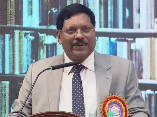 askrajeshsahu's tweet photo. चीफ जस्टिस ऑफ इंडिया बनने के बाद जस्टिस बीआर गवई रविवार को पहली बार मुंबई पहुंचे। जहां उन्हें रिसीव करने चीफ सेक्रेटरी, DGP और मुंबई के पुलिस कमिश्नर नहीं पहुंचे। इस पर उन्होंने महाराष्ट्र-गोवा बार काउंसिल के कार्यक्रम में निराशा जताई।

CJI गवई ने कहा, 'मैं ऐसे छोटे-मोटे मुद्दों पर बात नहीं करना चाहता, लेकिन मैं इस बात से निराश हूं कि महाराष्ट्र के बड़े अफसर प्रोटोकॉल का पालन नहीं करते। लोकतंत्र के तीनों स्तंभ समान हैं और उन्हें एक-दूसरे के प्रति सम्मान दिखाना चाहिए।

आगे उन्होंने कहा,  "अगर भारत के चीफ जस्टिस पहली बार महाराष्ट्र आ रहे हैं तो ये उम्मीद की जाती है कि यहां के चीफ सेक्रेटरी, DGP और मुंबई के पुलिस कमिश्नर को मौजूद रहना चाहिए। ऐसा न करना सोचने पर मजबूर करता है।"