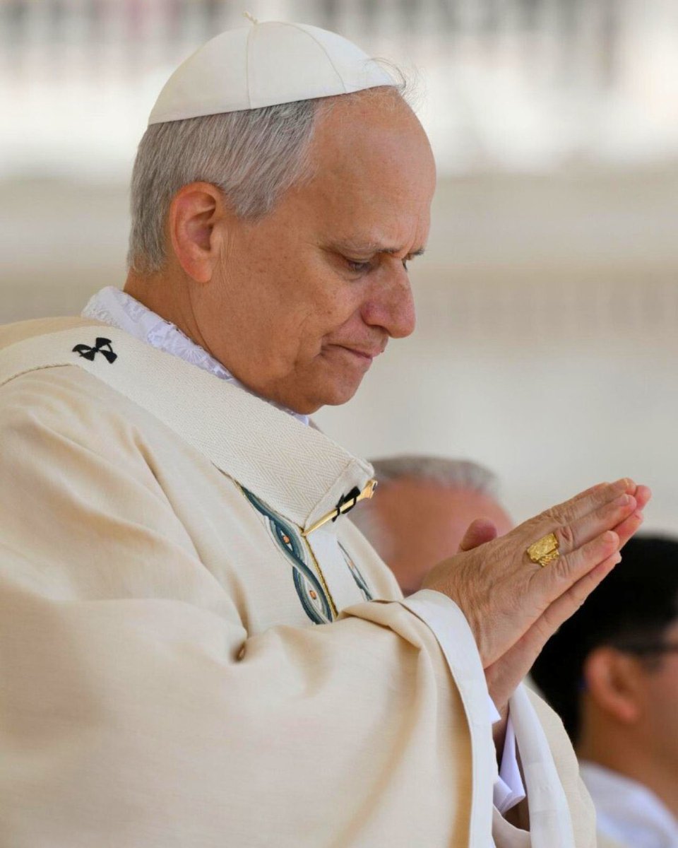 El momento más conmovedor de la misa de inauguración del pontificado de León XIV fue cuando el cardenal filipino Tagle le entregó el anillo del pescador. Fotos Vatican Media