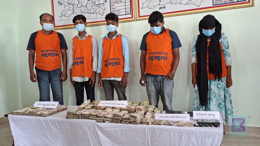 सिरहामा साढे ७१ लाख रुपैयाँ र लागूऔषधसहित पाँच जना पक्राउ

विस्तृत : kantipurtv.com/news/2025/05/1…

#KantipurNews #KantipurTVHD #Kantipur