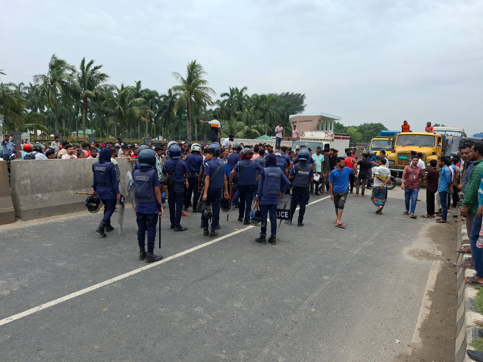 কালিয়াকৈরে ১৪ দফা ও বকেয়া দাবিতে মহাসড়ক অবরোধ করে বিক্ষোভ