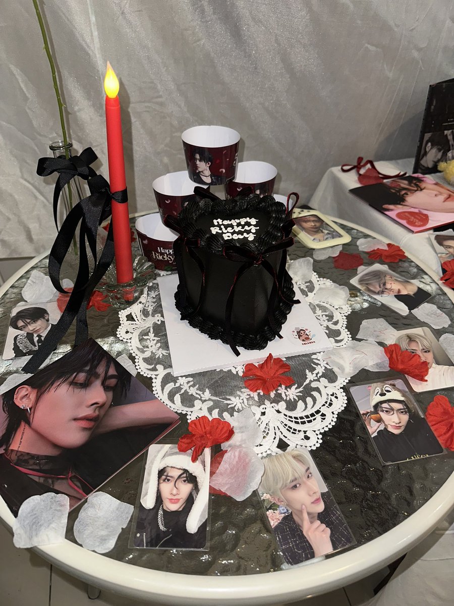 findingjkyu's tweet photo. rickyโs day! ๐น
thanks to @GalerieDeShen โค๏ธ
special tag, thank you freebiesnyaa kakk!! โค๏ธ @shanbinzip @jjanghaorui @naaanaaanuuw
#RickyRougeSoiree #HappyRickyDay https://t.co/duhOnSivpN